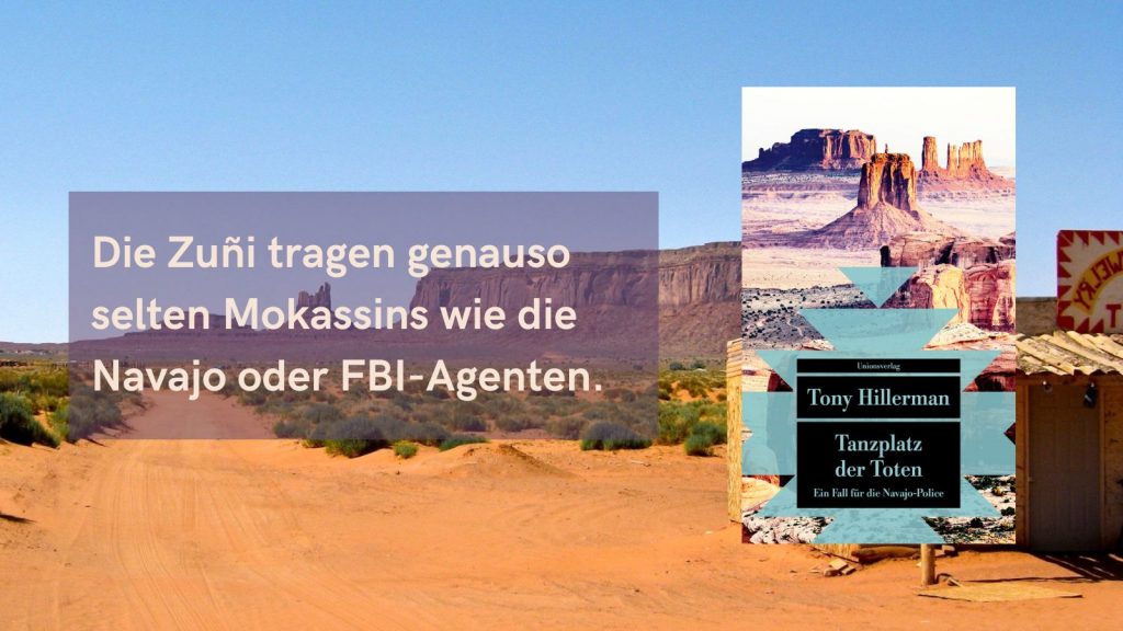 Wüstenlandschaft mit typischen Felsformationen wie im Monument Valley, kombiniert mit dem Buchcover von Tony Hillermans ‚Tanzplatz der Toten‘. Daneben ein Zitat auf lila Hintergrund: ‚Die Zuñi tragen genau so selten Mokassins wie die Navajo oder FBI-Agenten.‘