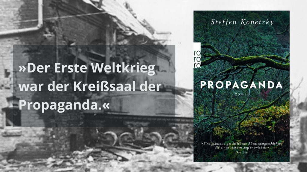 Schwarz-Weiß-Fotografie eines zerstörten Gebäudes und eines Panzers aus dem Ersten Weltkrieg, kombiniert mit dem Buchcover von Steffen Kopetzky ‚Propaganda‘, das einen Baum mit weitreichenden Wurzeln zeigt. Daneben ein Zitat: ‚Der Erste Weltkrieg war der Kreißsaal der Propaganda.
