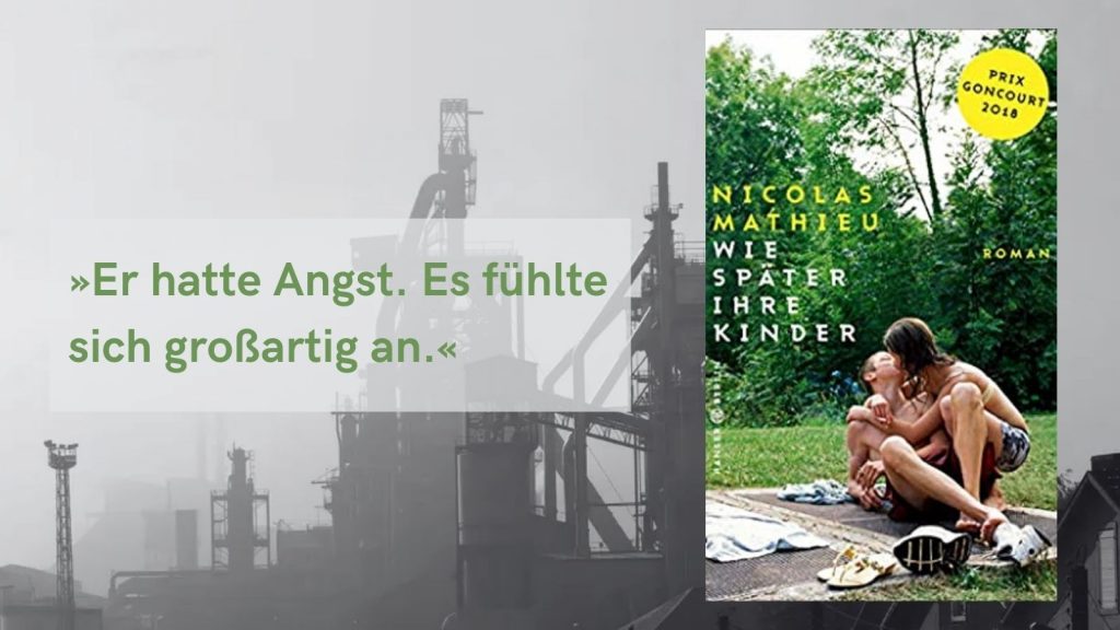 Industrielle Landschaft mit Fabriken im Hintergrund und einem grünen Zitat ‚Er hatte Angst. Es fühlte sich großartig an.‘ neben dem Buchcover von Nicolas Mathieu ‚Wie später Ihre Kinder‘, das eine Person im Freien inmitten von Natur zeigt.