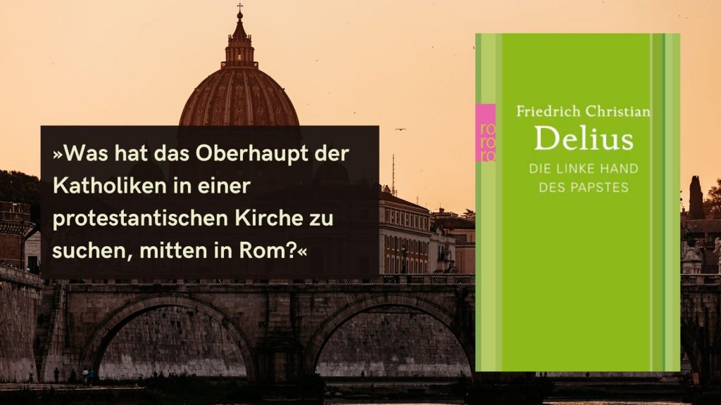 Buchcover von ‚Delius – Die linke Hand des Papstes‘ von Friedrich Christian Delius vor dem Hintergrund der Kuppel und Brücke in Rom, mit der Frage: ‚Was hat das Oberhaupt der Katholiken in einer protestantischen Kirche zu suchen, mitten in Rom?‘